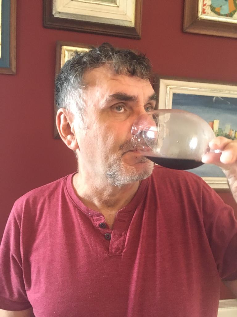 Guillermo César Gómez, el escritor viajero del vino.